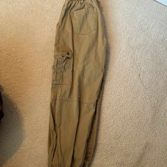 Women’s cargos, forever 21, size M, tan, never worn - Picture 2 of 2